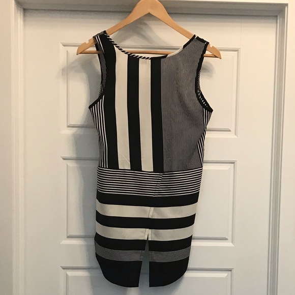 top with asymmetric pattern - Picture 2 of 5